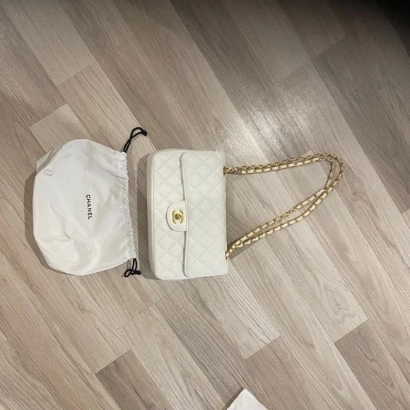 Chanel Ivory Quilted Shoulder Bag - Picture 4 of 9